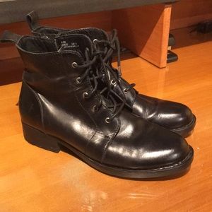Born black leather boots with side zipper